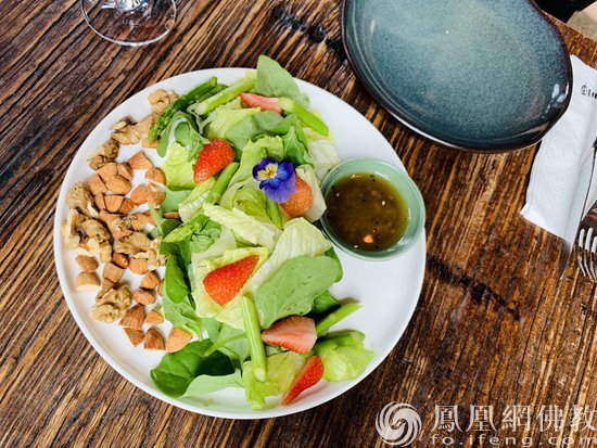 火狐电竞官方网站-甄子丹周润发携爱妻亮相上影节 恩爱羡煞旁人(图2) 火狐电竞