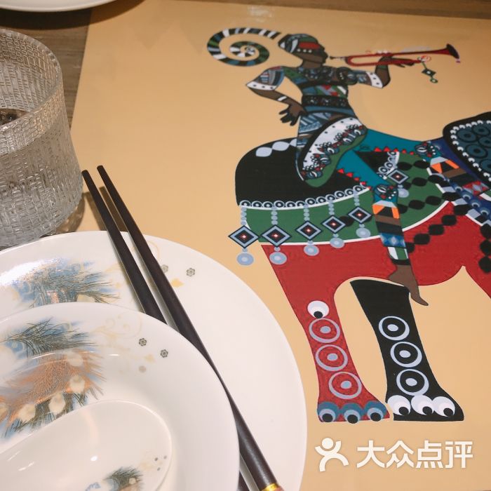 霉霉阿尔文恋情坐实 被拍到一同离开公寓_火狐电竞官方网站(图4) 火狐电竞