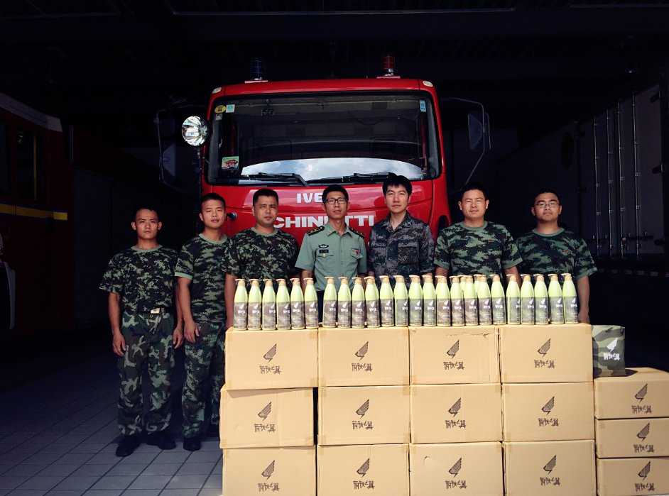 ‘火狐电竞官网’朱英勋公开与SUHO合照 两人变身微笑天使(图1) 火狐电竞官网